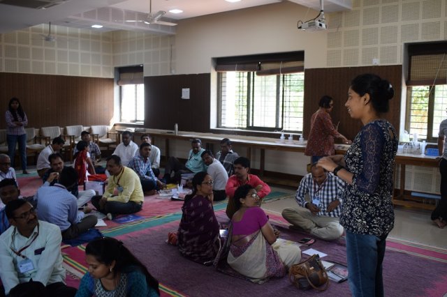 Resource person Bhagyshree explaining the practicals.